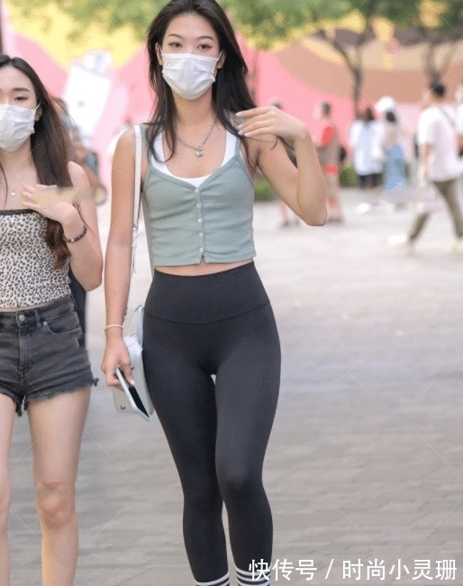 时尚 淡绿色上衣搭配黑色瑜伽裤,青春时尚,运动风十足