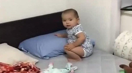 小家伙|宝宝想要妈妈陪自己睡觉,做出的动作呆萌可爱,妈妈秒懂