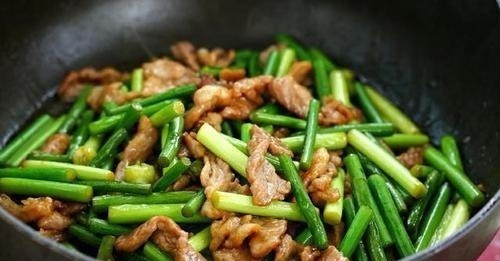 炒蒜苔,一定不要直接下油锅!少了这1步,蒜苔不香不嫩不入味