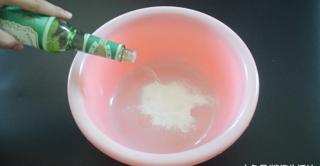 洗洁精|清洗毛巾别再用肥皂了, 用它泡一泡, 多脏多旧的毛巾也能洁白如新