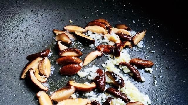 香菇条|天热,最该吃的不是丝瓜,而是这菜,隔天吃1次,又瘦又美过夏天