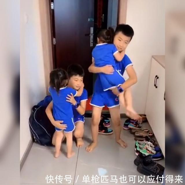 hcg|双胞胎哥哥放学回家,双胞胎妹妹“求抱抱”火了,网友太羡慕了