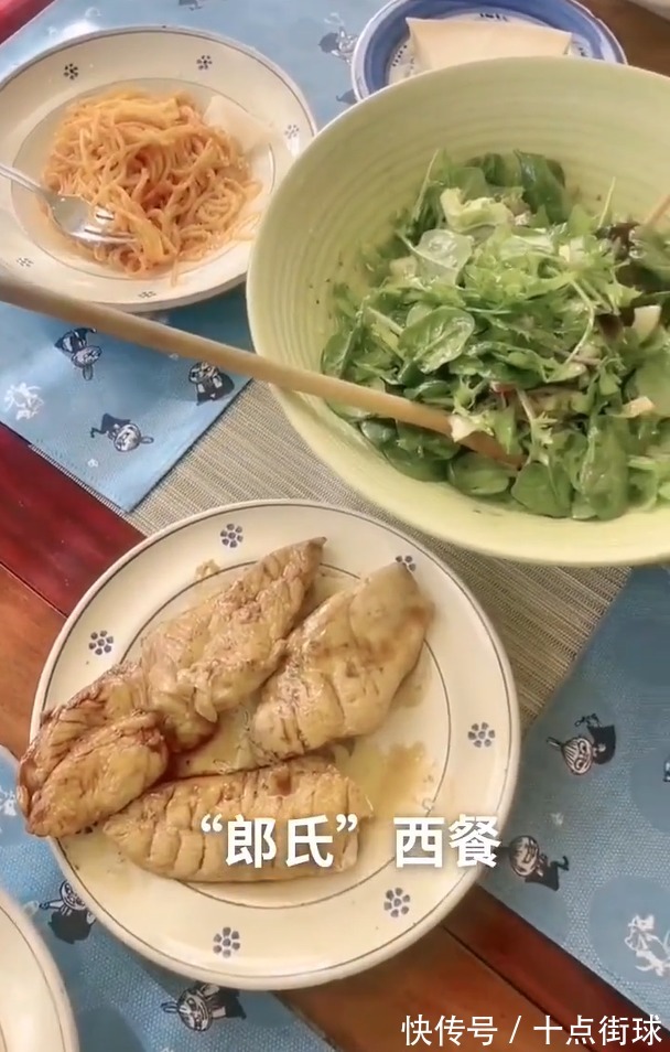黑醋|郎平晒度假生活:换了新发型在家为女儿做西餐,还登上了美国春晚