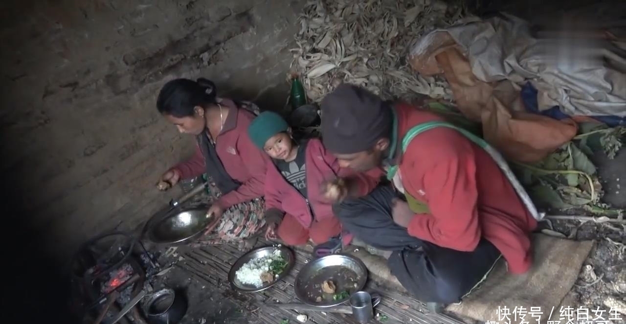 尼泊尔山区穷人的生活,只炒一个青菜,大人吃玉米糊小孩吃大米饭