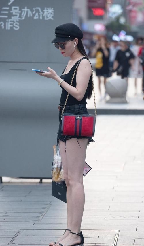 搭配瑜伽裤最是方便省心，勇敢追求新鲜感受，艳压完胜