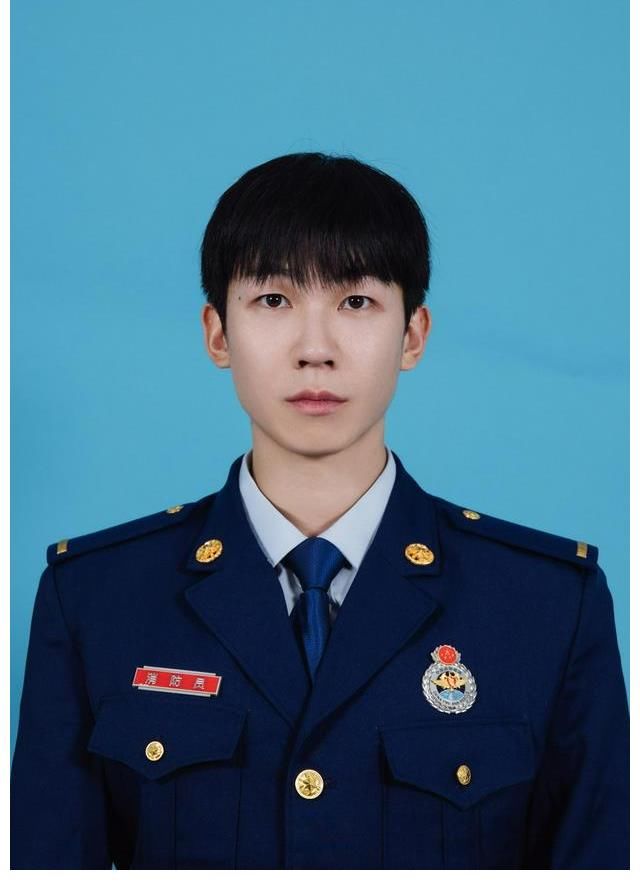 组图：《我们的滚烫人生》陈小春张智霖李承铉体验消防员生活