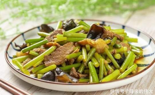 做蒜苔炒肉时,最忌直接下锅炒,多做1步,蒜苔鲜嫩翠绿,很入味