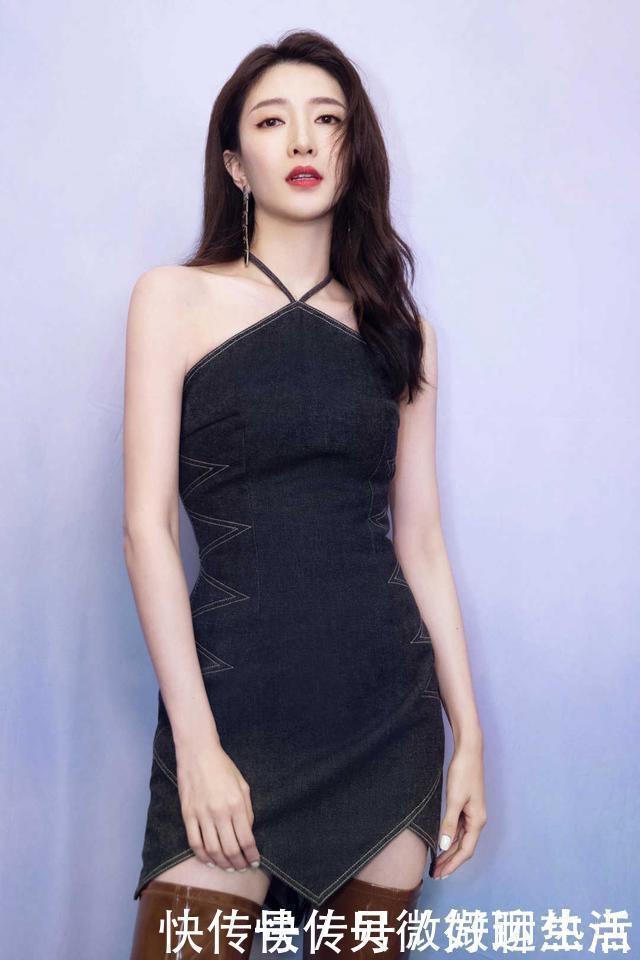 浅紫色|浅紫色碎花上衣,露脐设计,让小蛮腰无处可藏