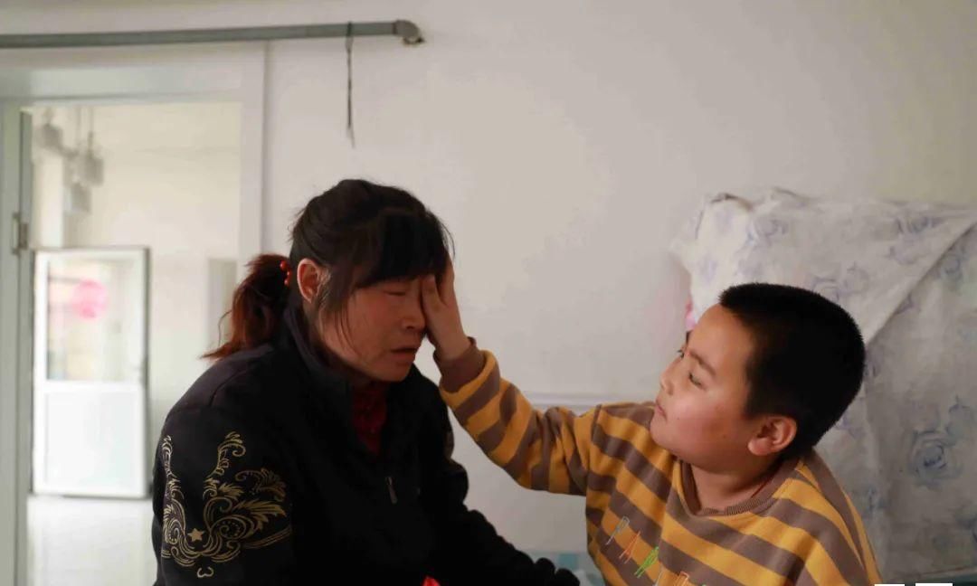 6岁男童成“玻璃人”，不敢玩不敢交朋友，向奶奶哭诉：我好孤独