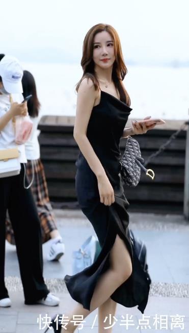 美女街拍小姐姐太辣了,吊带连衣裙秀好身材,实力展现女王气场