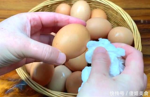 腌咸鸡蛋,只放盐就大错特错多加这2步,7天就能吃,起沙又流油