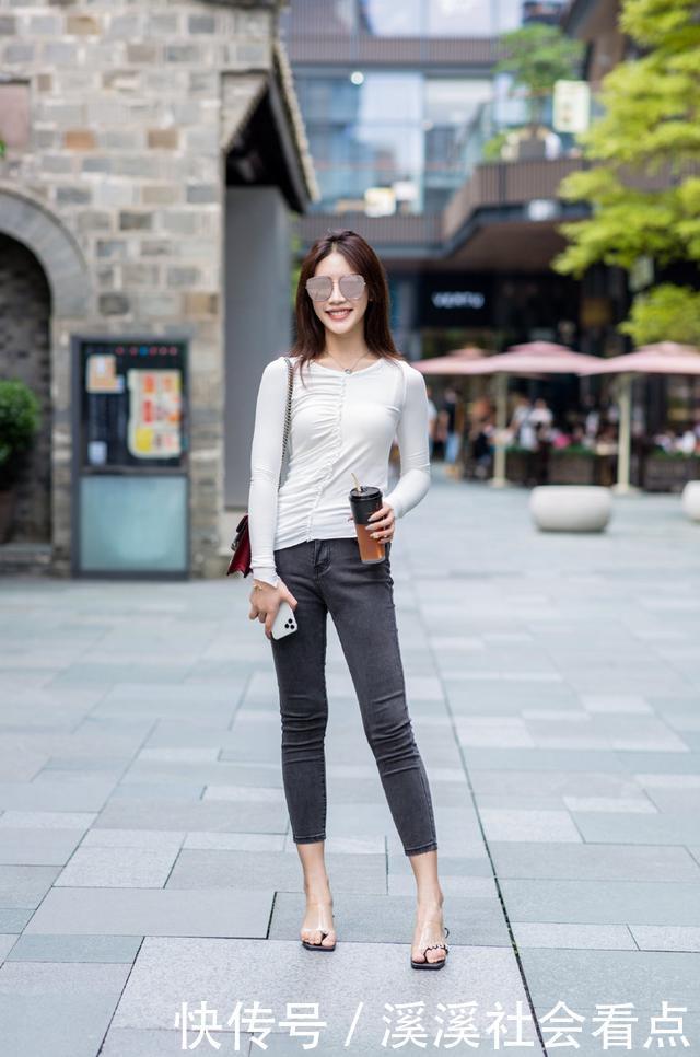 秋天穿什么裤子最有魅力一条修身的黑色裤子,腿粗搭配也好看
