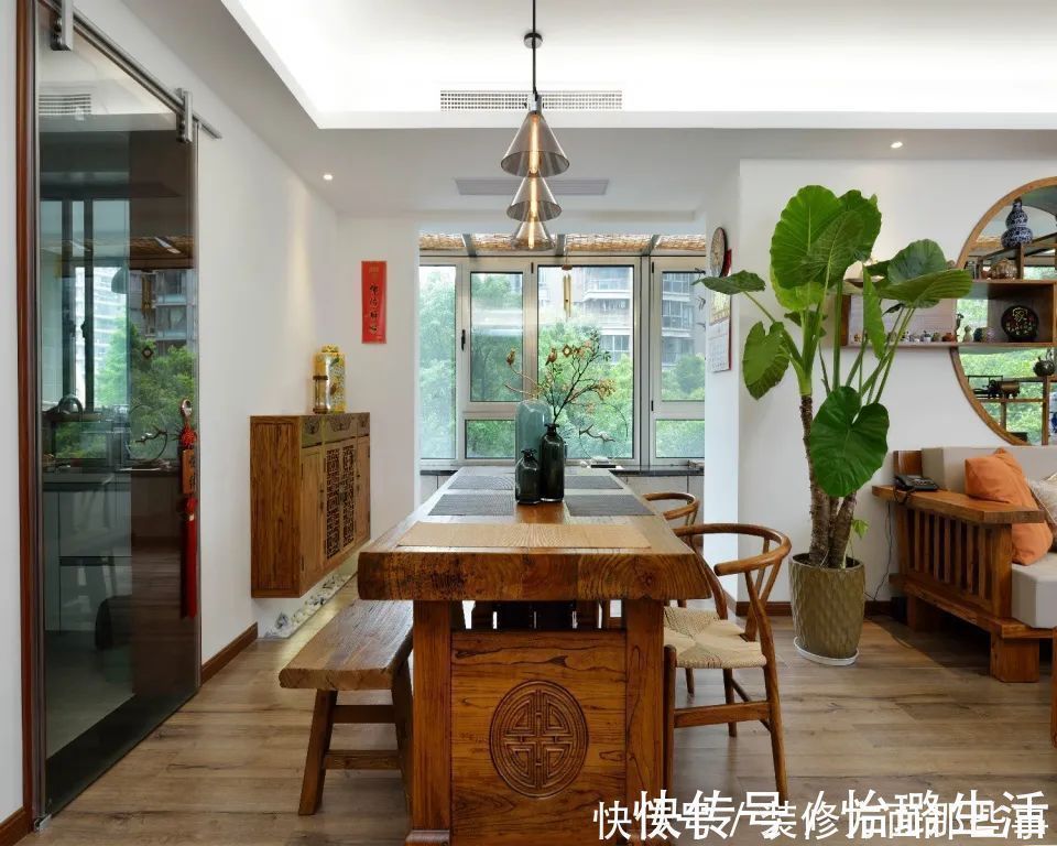 沙发背景墙|136平米的新房,现代与中式的融合,第一眼就爱上了沙发背景墙!