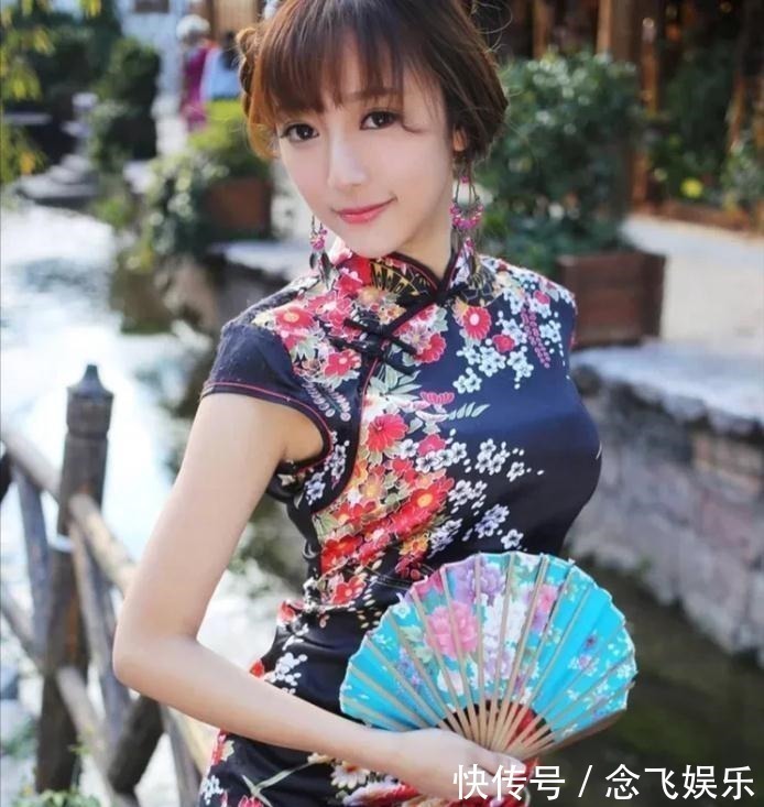 女子们&千娇百媚的女子正向贾平凹敬酒,贾平凹看着微醺女子,内心泛起阵阵涟漪