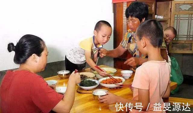 教养|孩子有没有教养,一顿饭就能够看得出来,儿时打好基础很重要