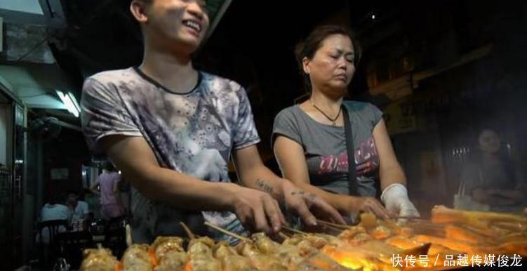 好吃|90后夫妻卖“长条状”小吃,10元一个不涨价,顾客一次吃十个