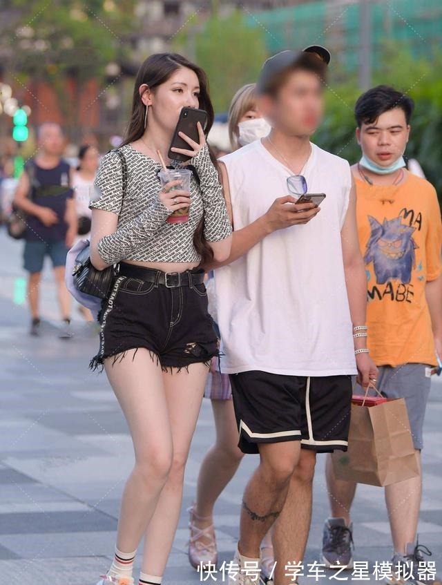 tips 短款印花上衣搭配黑色牛仔短裤，增加回头率，很时髦的搭配！