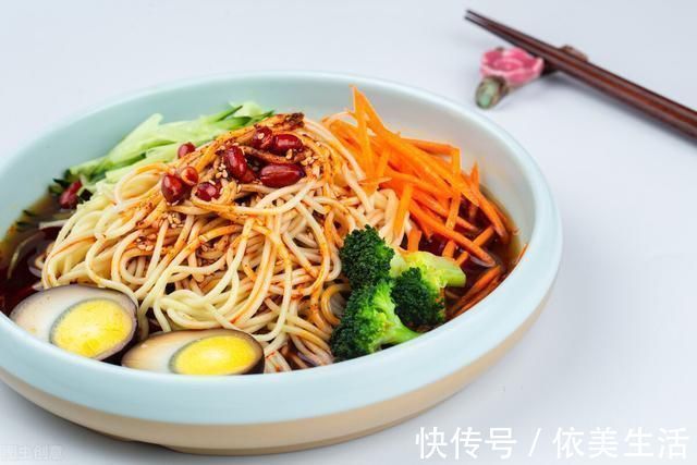 做凉面时,过凉水是不对的,学会这一招,爽滑筋道,不成坨不发粘