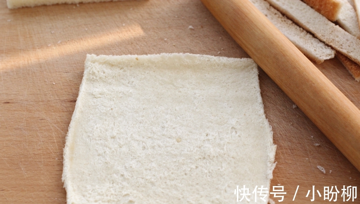 辛墨墨|剩吐司别丢掉,做成快手营养早餐,五分钟就上桌,咬一口还爆浆!