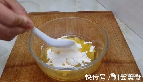 鸡蛋|我家面粉就爱这样吃，加2个鸡蛋，焦脆香酥不油腻，吃过就念念不忘