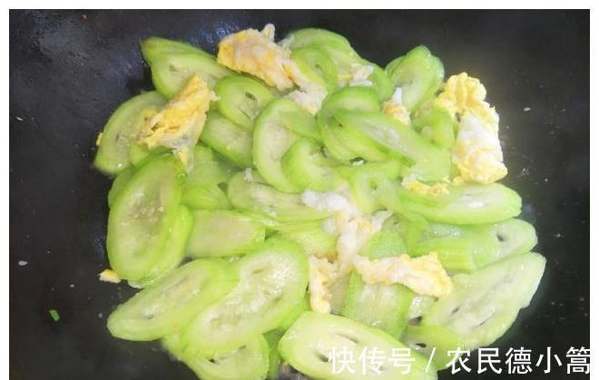 丝瓜|炒丝瓜,别只知道干炒,多加1步,丝瓜嫩绿不发黑