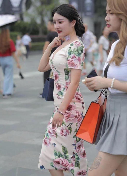 旗袍|街拍:美女一袭花色旗袍成熟韵味散发开来#时尚穿搭#
