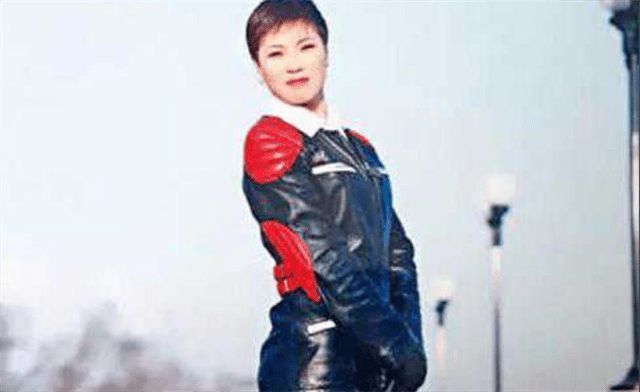 女主持#女主持开豪车,住别墅,还在僧袍里穿黑丝,和两个和尚结过婚