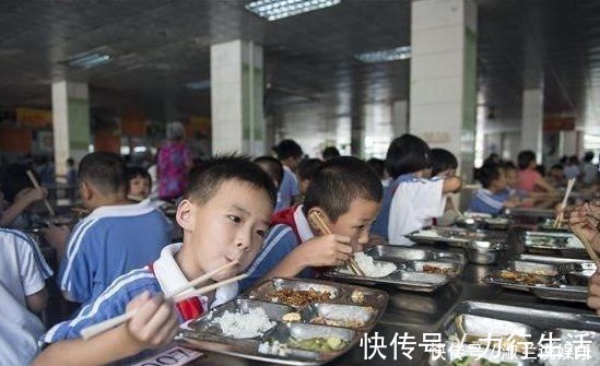 学生们|学生午饭一口未动，就被食堂大妈整盘抢走，学生整天都饿肚子