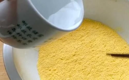 玉米面|玉米面别烙饼啦,试试这样做,3元成本做1筐,小巧迷你,比肉还香