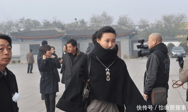 李梓萌不化电视妆的时候，看着还挺随性的，温柔的样子更知性