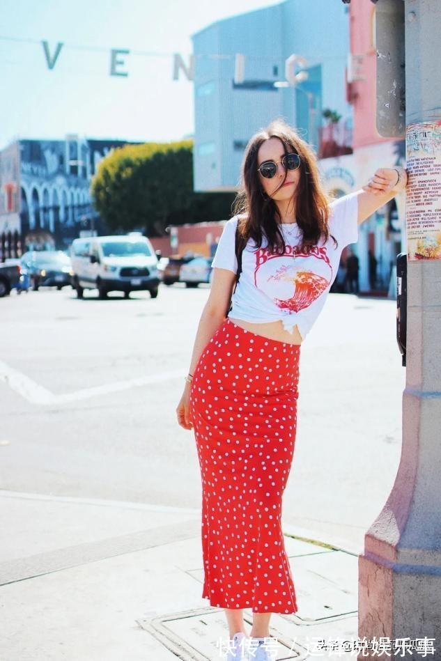 碎花裙 T恤下面最好不要穿裤子，今年流行这样穿，时髦显高很适合小个子