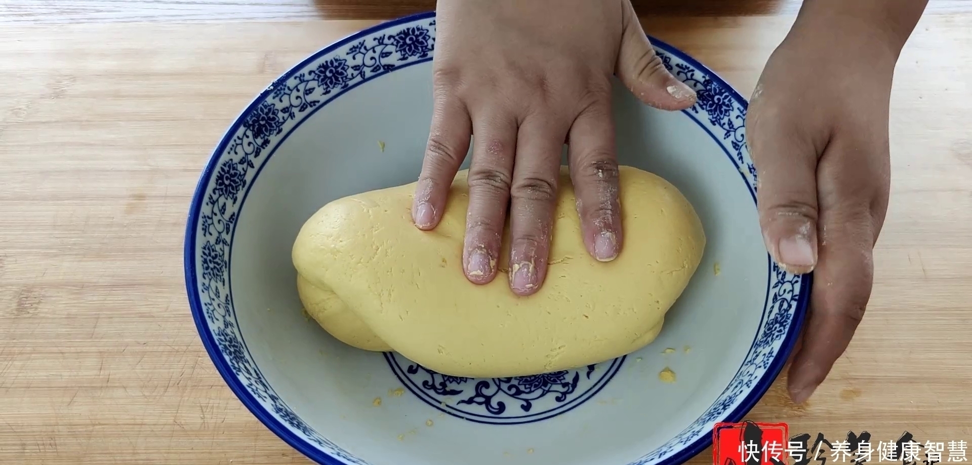 南瓜饼又出新做法了,无水无油,软糯香甜又劲道,全家人都爱吃