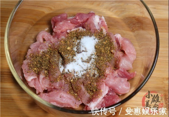 炸酥肉，用面粉还是淀粉，都不对！大厨教你正确做法，酥脆不回软