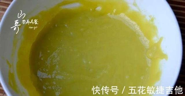 白醋|烘焙新手也能1遍成功的简易版抹茶蛋糕，步骤详细，做法超级简单！