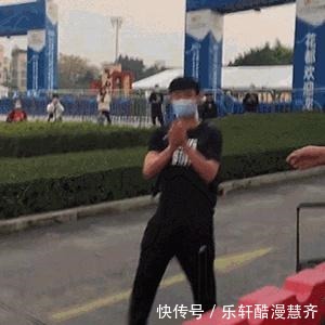 邓涵|泪目!邓涵文偶遇恒大球迷一个深鞠躬,紧接着眼泪不禁夺眶而出