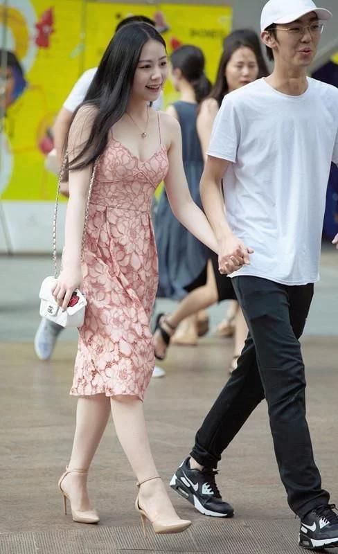 高跟鞋|街拍：温柔小女人穿搭，哪位小姐姐最适合