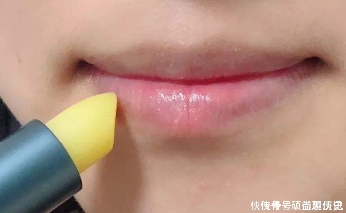 误区|女生涂抹口红的三个误区,不注意很容易带来疾病,你中招了吗?