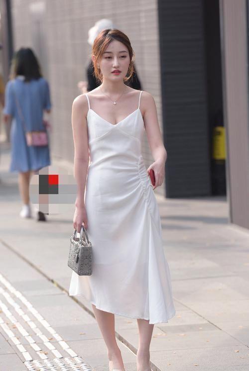 性感|清纯漂亮的小姐姐,白色吊带裙凸显性感的韵味,很让人心动