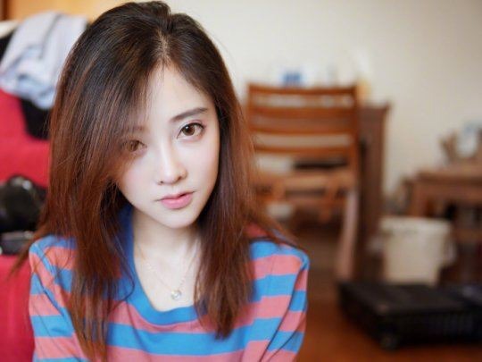 冯提莫|冯提莫上节目被男嘉宾占便宜，被摸大腿20多次，网友：这人真恶心