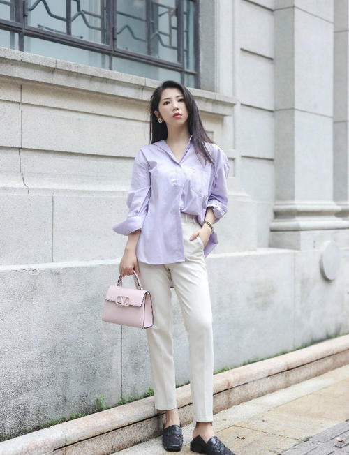 小白鞋不吃香了,今年流行“一脚蹬”,配牛仔裤,不仅时髦还显高