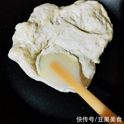 配着这盘棉花糖芝麻糖,米饭可以吃三大碗