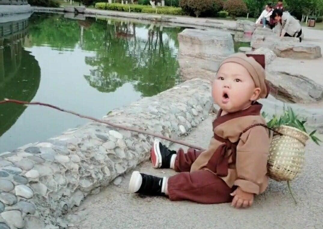 楠楠|妈妈要出差,让宝爸带宝宝出门玩,回家看到照片,笑的合不拢嘴