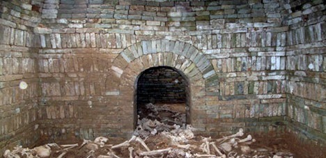 机关!古墓里躺着八十个现代人只因栽在同个机关上,墓虽小但机关复杂