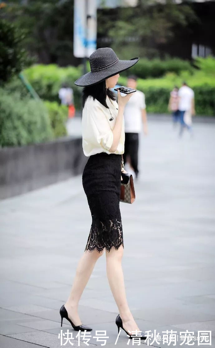 美女脚上踩着一双尖头的高跟鞋,气质中带着魅力的气息