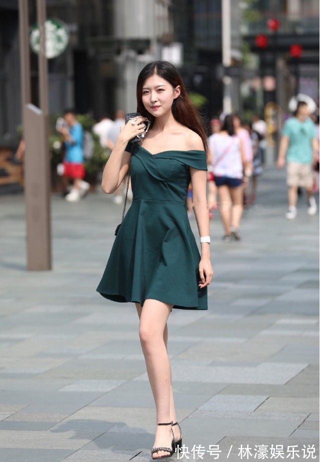 穿法 穿搭的魅力不在于复杂繁琐,一条简单的连衣裙,就能让你笑靥如花