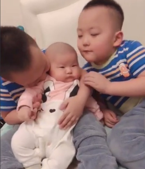 宠溺|双胞胎哥哥抱妹妹,这宠溺的表情暖爆,网友不用担心妹妹挨揍了