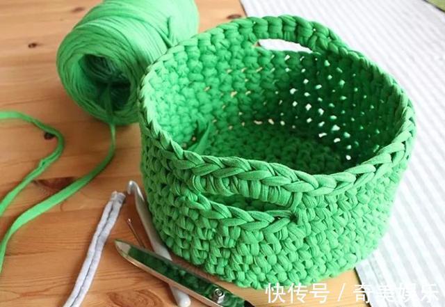 旧衣服剪几刀,制作布条线,拿来钩编收纳盒,非常实用!附教程