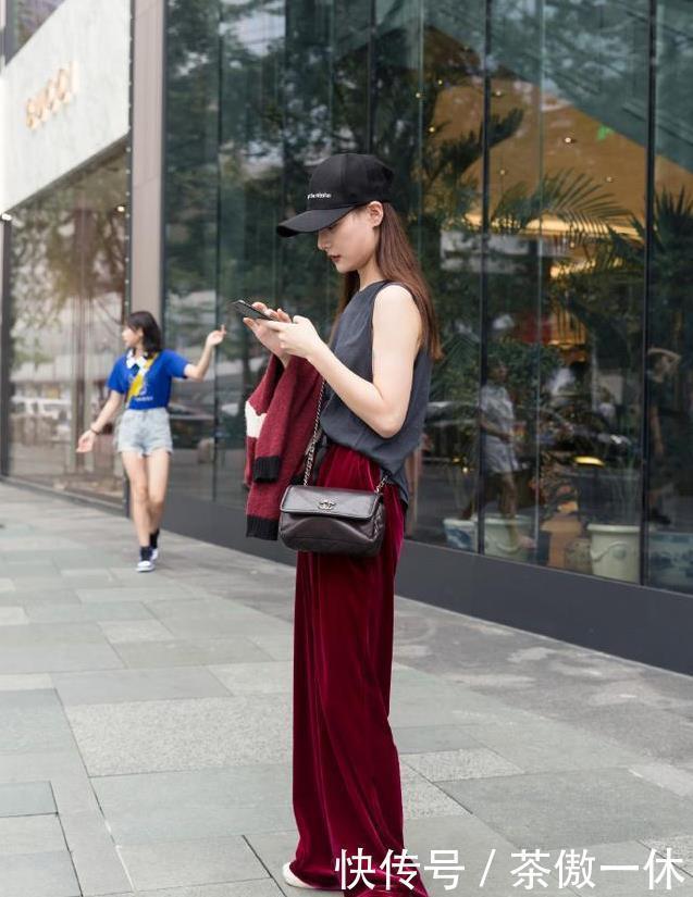 尽显|街拍无袖衫搭配健美裤,尽显性感靓丽,秀出修长迷人身段