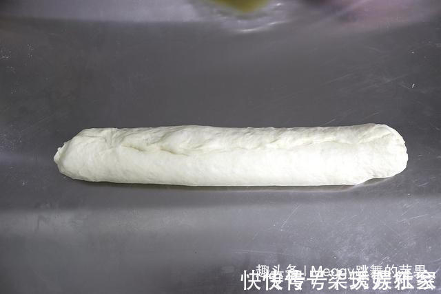 面团|面包没出炉就满屋飘蒜香，早餐零食不愁了，没菜没酱手撕吃一个