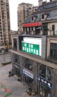 |搞笑gif:好好的一个美女,怎么摔得这么惨啊!看着让人心生怜悯!